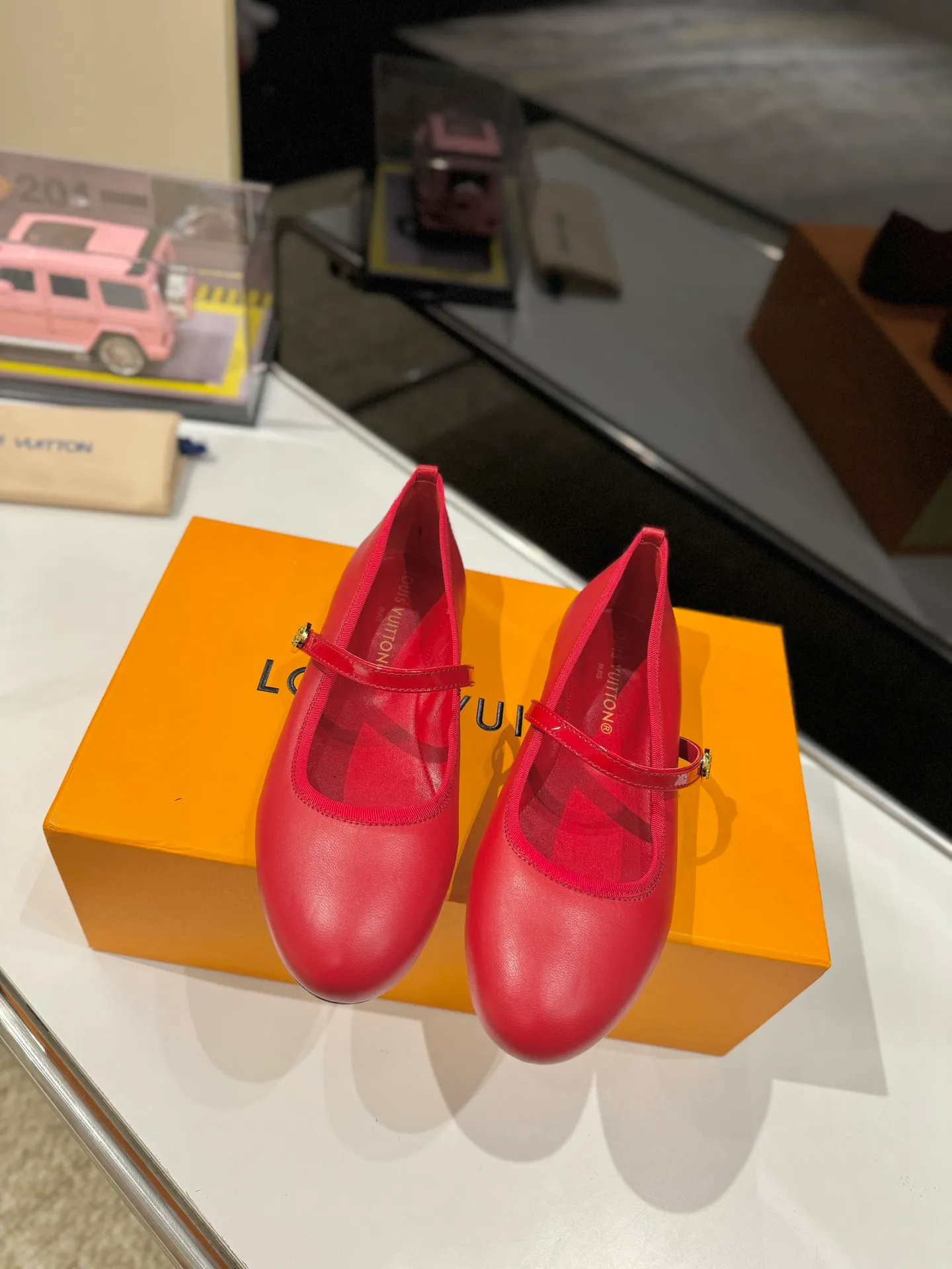 👟👟Ex-factory price 600👟👟 👟👟LV | Louis Vuitton 25𝐬𝐬 🧡💚2025 early spring new top version‼ ️The original version is the same. The counter specializes in the latest ROMY flat ballet shoes. Hard goods are new🆕 ❥Purchase level! Full of high-end feel! A popular model among bloggers at home and abroad, it’s retro and fashionable and looks amazing on your feet! Mainly recommended models on the official website★ ✅Upper: Highly customized denim/lambskin/presbyopia leather ✅Inner lining: imported sheepskin lining ✅Outsole: original Italian leather outsole ✅Shoe size: 35-39 (customized for 40, 41, 42) ✅Packaging: full set of exquisite packaging
